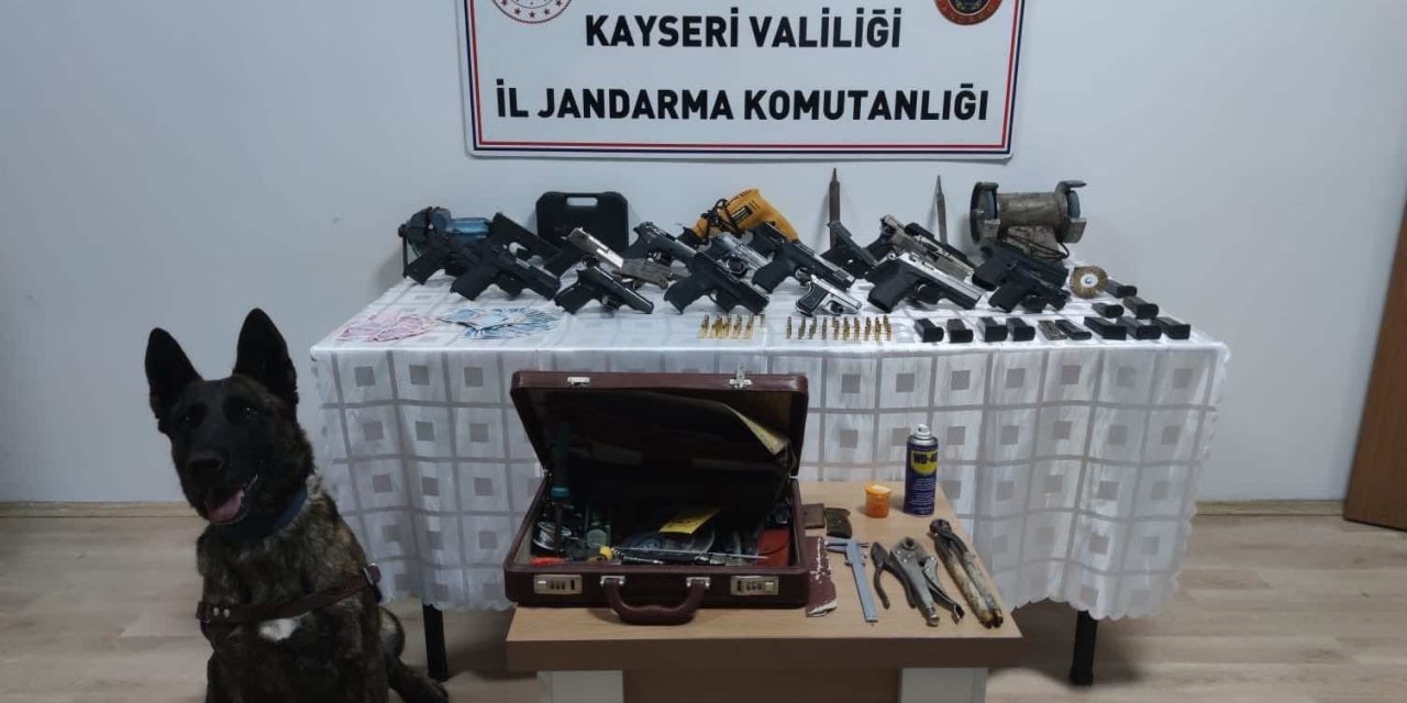 Evini Silah İmalathanesine Çevirdi