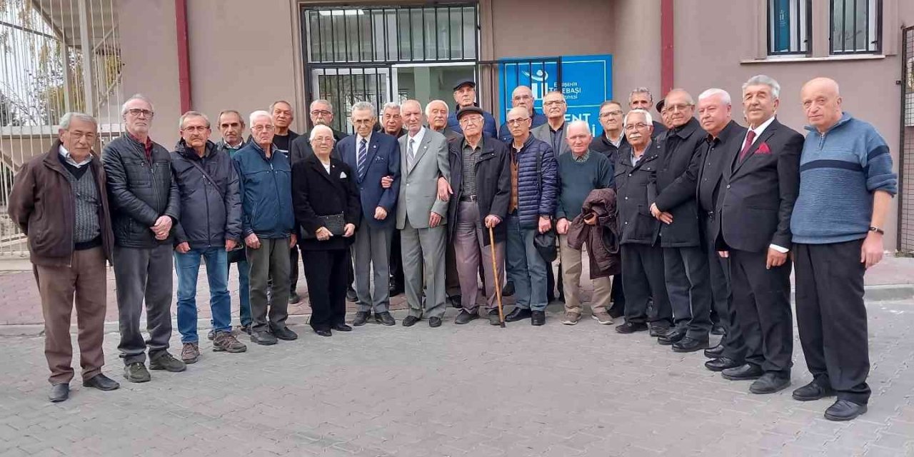 Eskişehir’de Emekli Öğretmenler 48 Yıl Sonra Buluştu