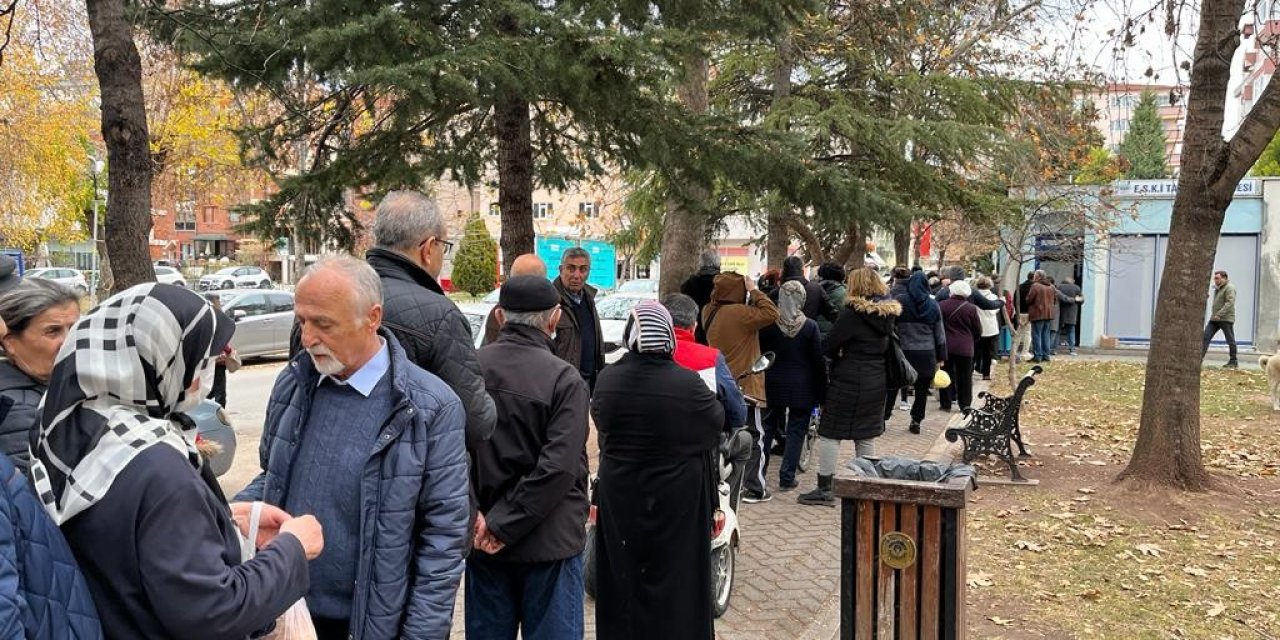 Zam Söylentisi Uzun Kuyruklar Oluşturdu