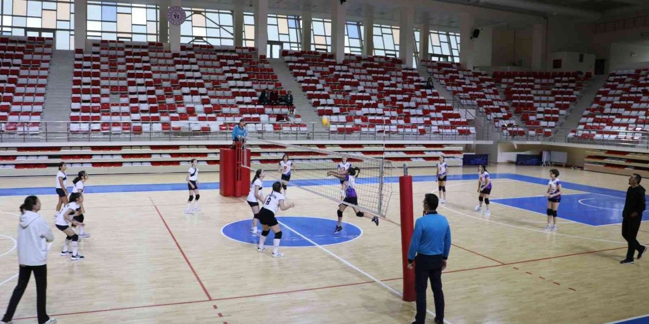 ‘yıldız Kız’ Voleybol Müsabakaları Devam Ediyor