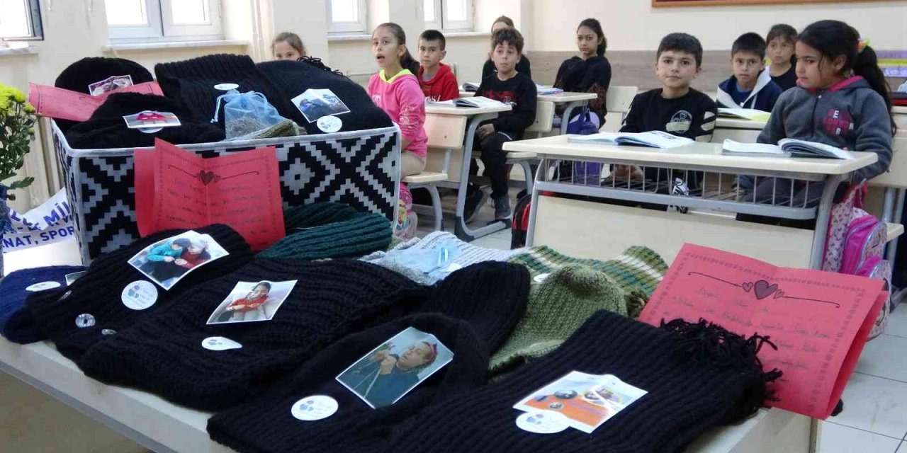 Öğrencilerin Ve Velilerin Ördüğü Atkı, Bere Ve Şapkalar Tunceli’deki Askerlere Gönderildi