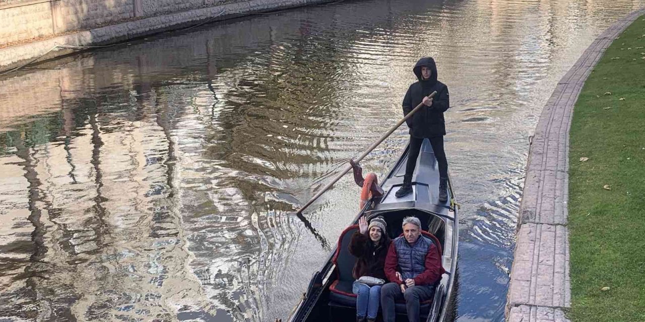 Eskişehir’de Soğuk Havaya Rağmen Gondol Keyfi Sürüyor