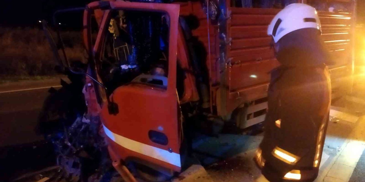 Tıra Çarpan Kamyonetin Sürücüsü Hayatını Kaybetti