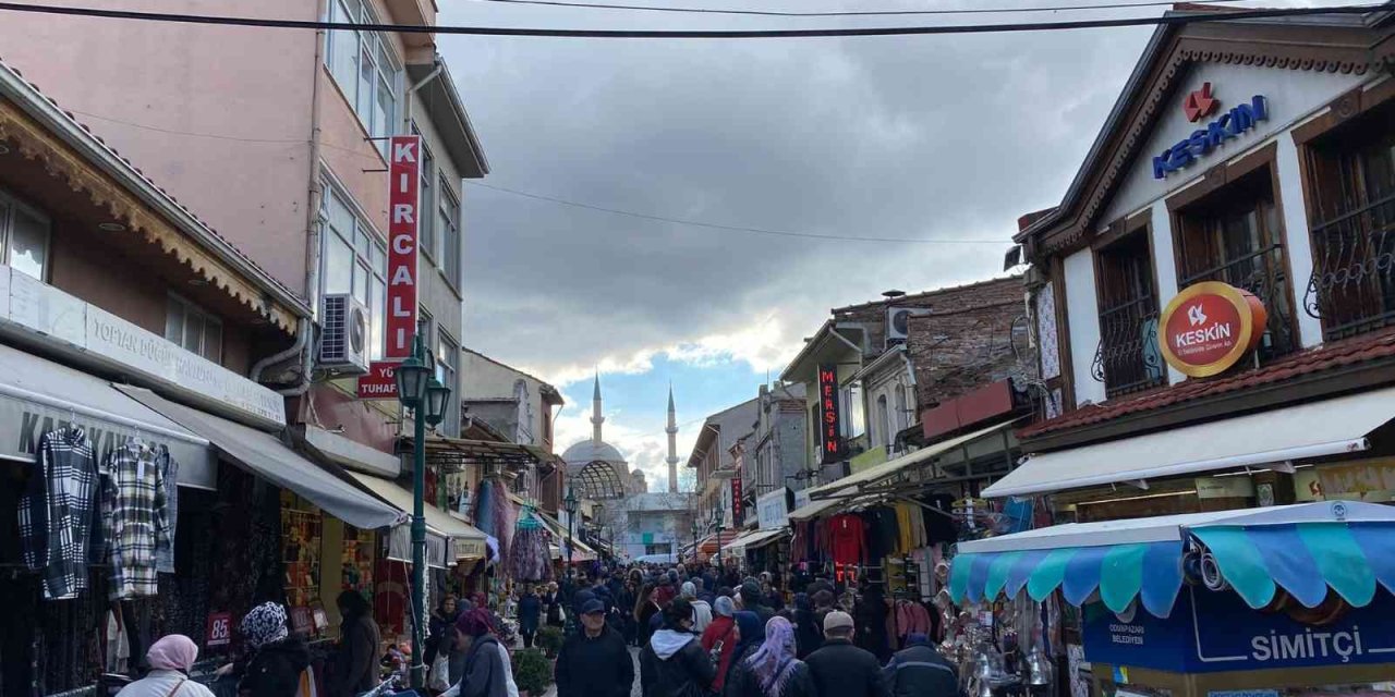 Eskişehir’de Soğuk Havaya Rağmen Ortaya Çıkan Alışveriş Kalabalığı Dikkat Çekti