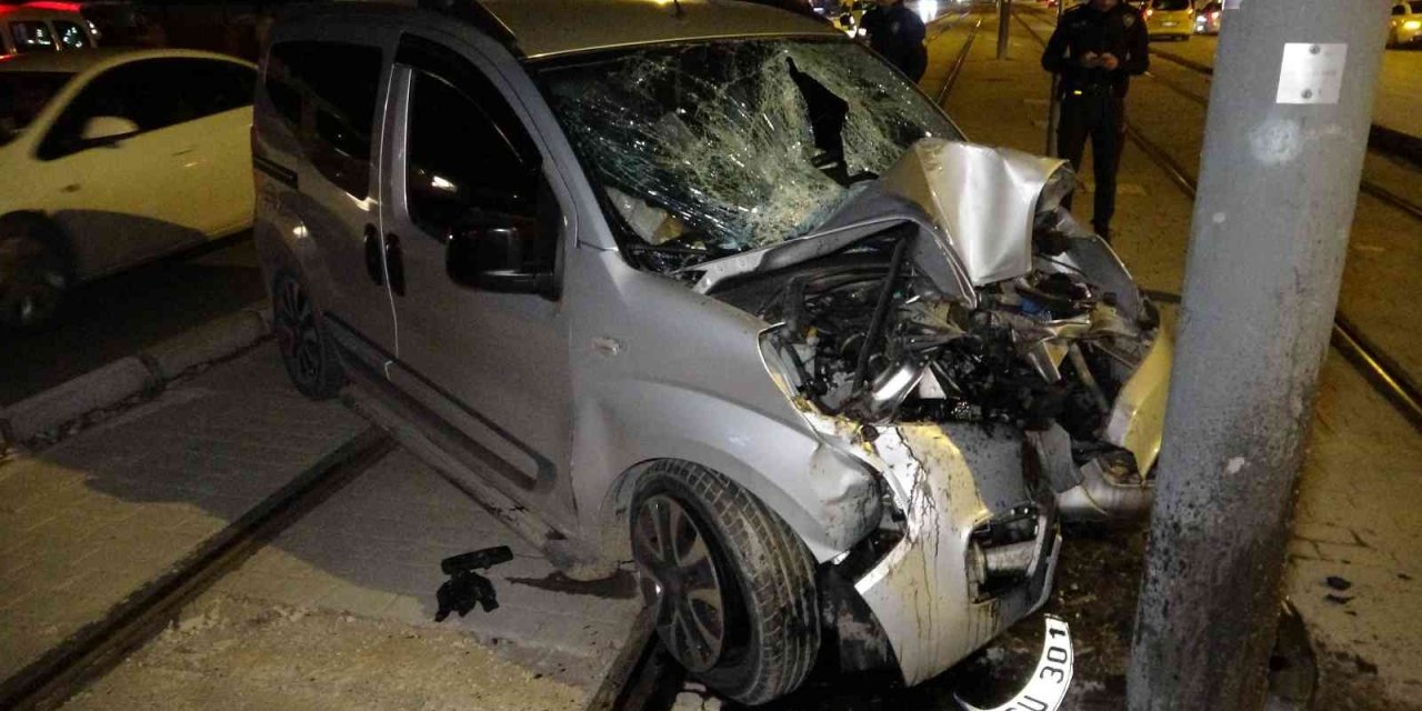 Kontrolden Çıkan Araç Tramvay Elektrik Direğine Çarptı: 1 Ölü, 3 Yaralı