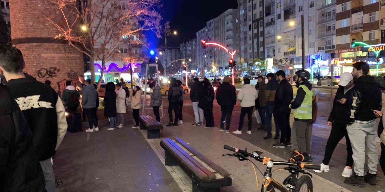 Ucuz Şebeke Suyu İçin Son Ana Kadar Sırada Beklediler