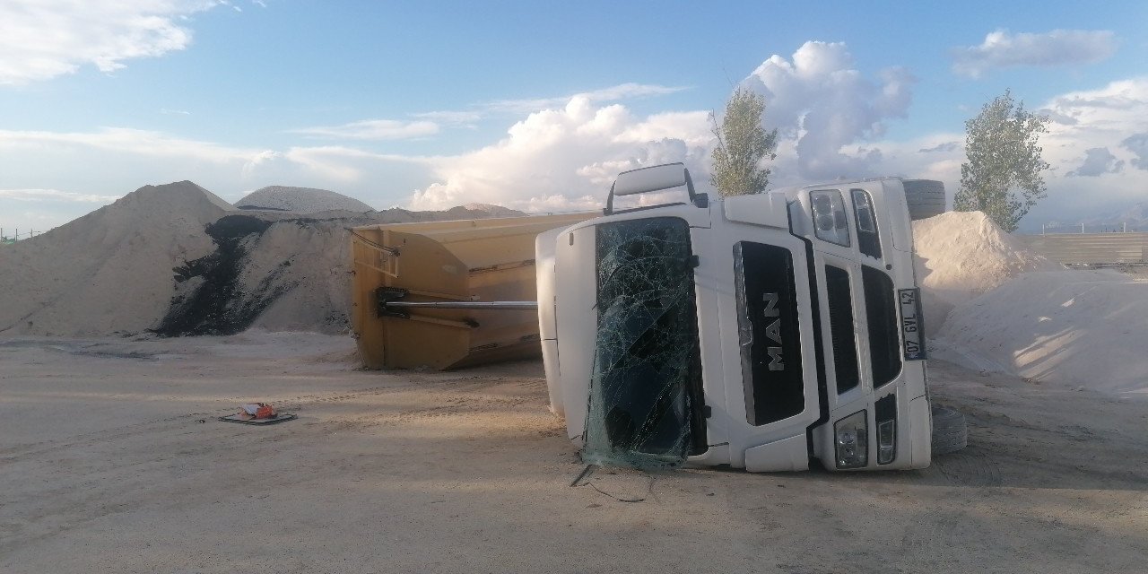 Hazır Beton Şantiyesinde Kum Boşaltan Kamyon Devrildi