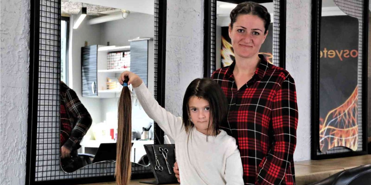 Minik Şeyda, Lösemi Tedavisi Gören Çocuklara Peruk Olması İçin Saçlarını Kestirdi