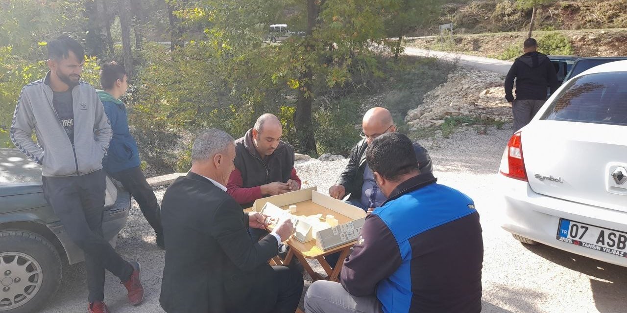 Antalya’da Damada Bulaşık Önlüğü, Ayva Ve Salatalık Taktılar