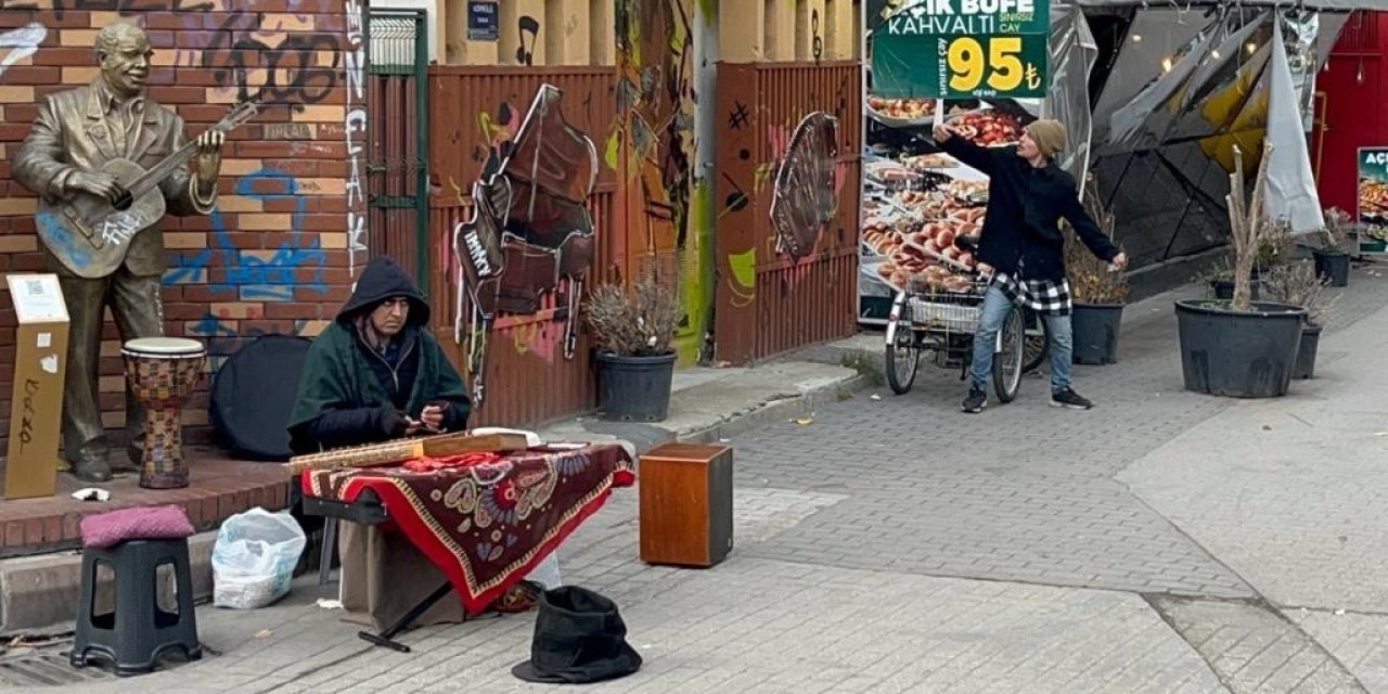 Poşeti Koklayıp Grafitiye Yumruk Savurdu