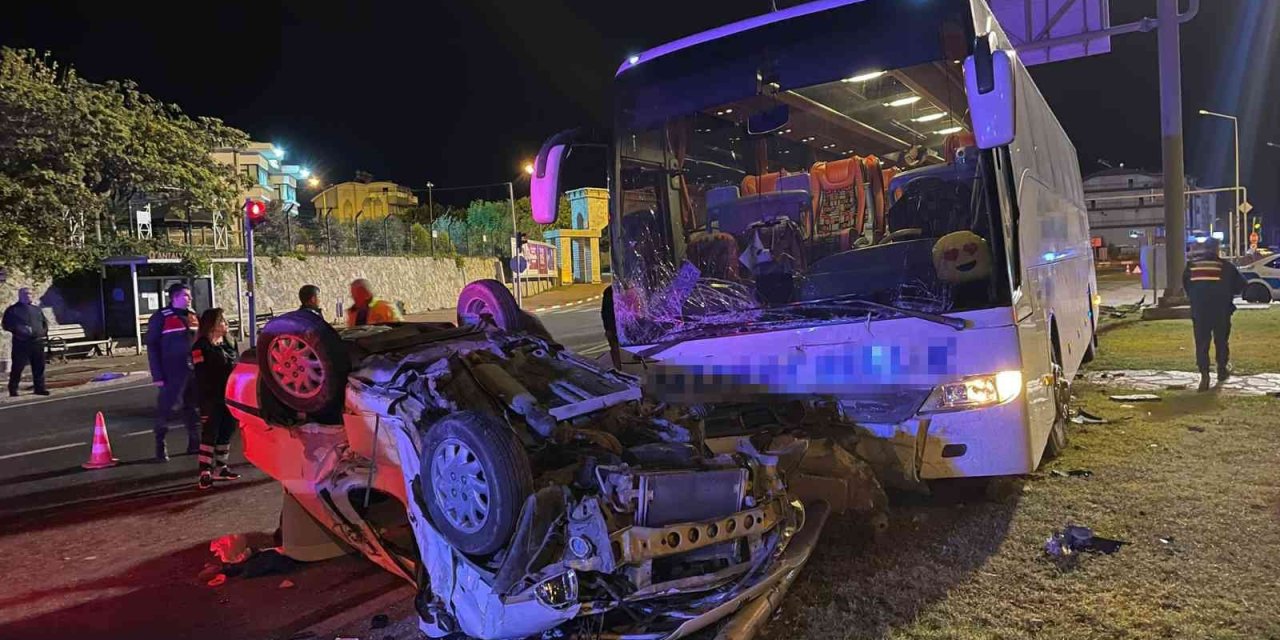 Şehirlerarası Yolcu Otobüsü İle Otomobil Çarpıştı: 1 Ölü, 1 Ağır Yaralı