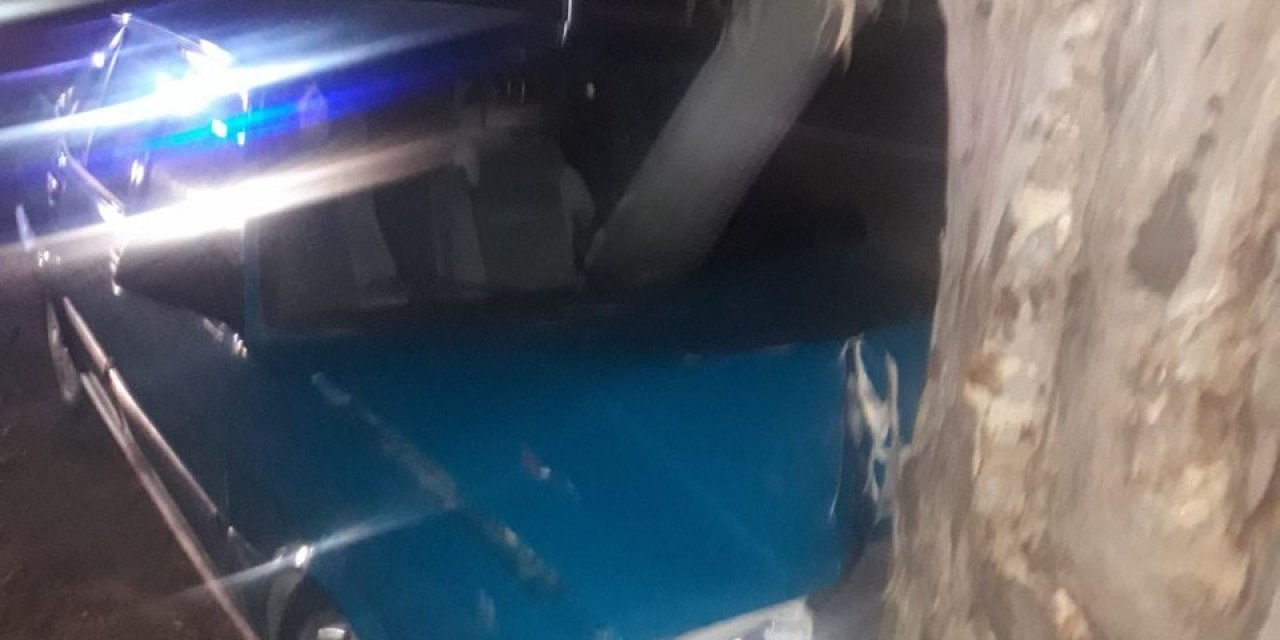 Ağaca Çarpan Otomobil Sürücüsü Ölümden Döndü