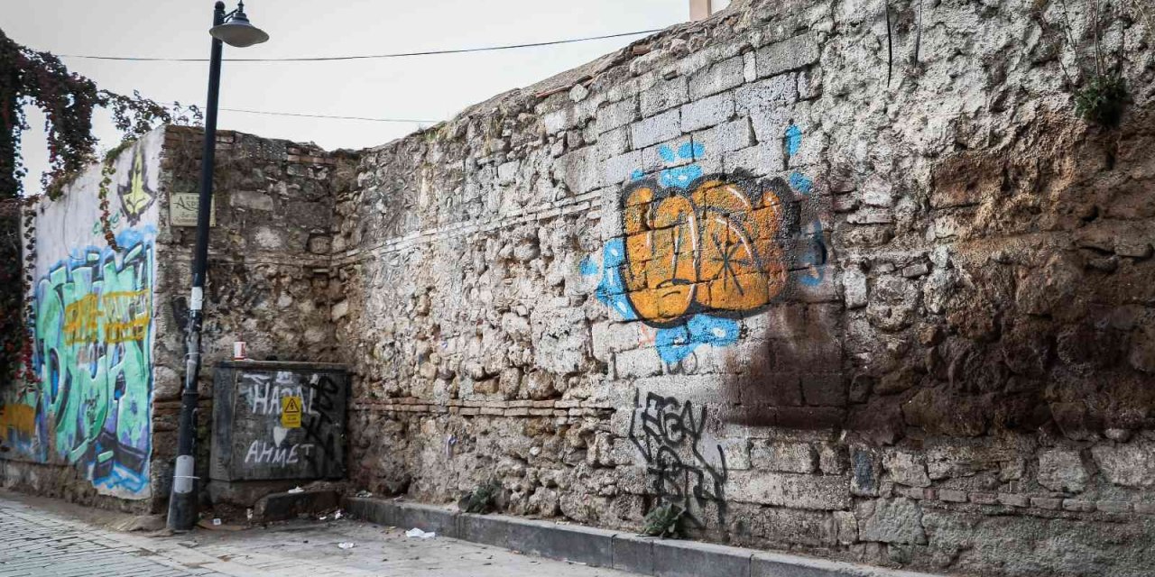 Antalya Kaleiçi’nde “tarihi” Kirlilik