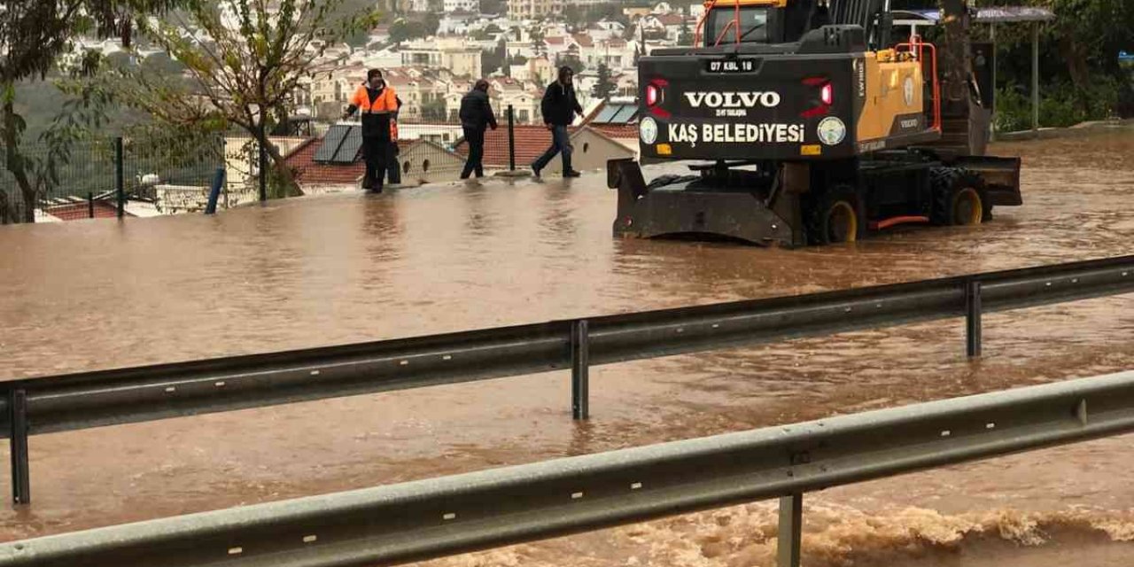 Kaş’ta Yağış Etkili Oldu