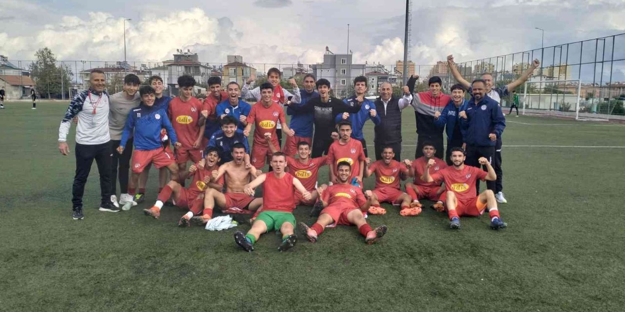 Döşemealtı U-18 Futbol Takımından Farklı Galibiyet