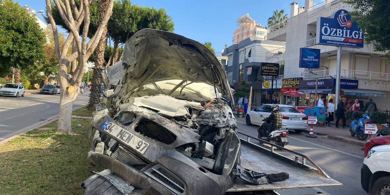 Ağaca Çarparak Durabilen Lüks Otomobil Hurdaya Döndü