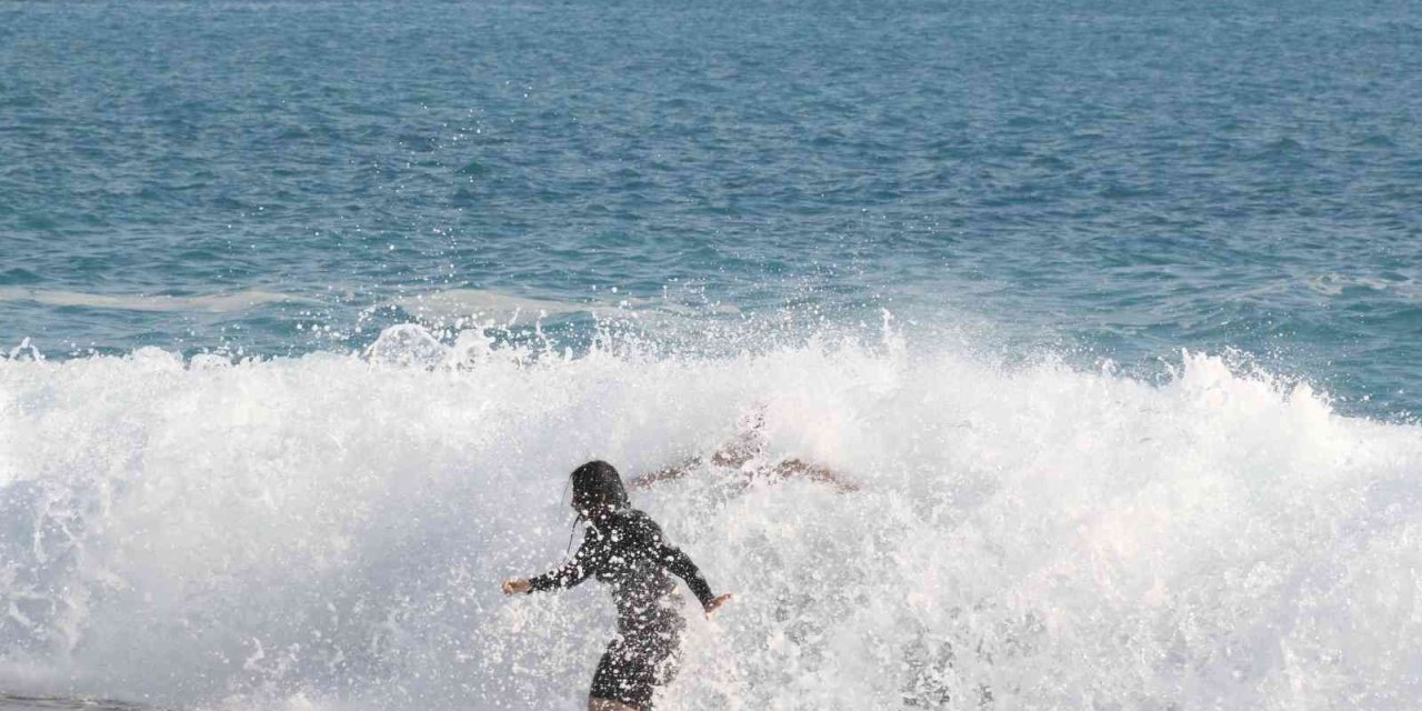 Antalya’nın Batısında Sağanak Yağmur: Dünyaca Ünlü Sahilde Dalga Keyfi