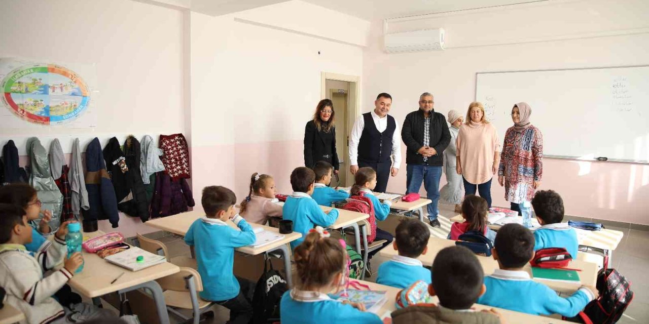 Hem Güçlendirilen Hem De Büyüyen Okuldan Başkan Yücel’e Plaket