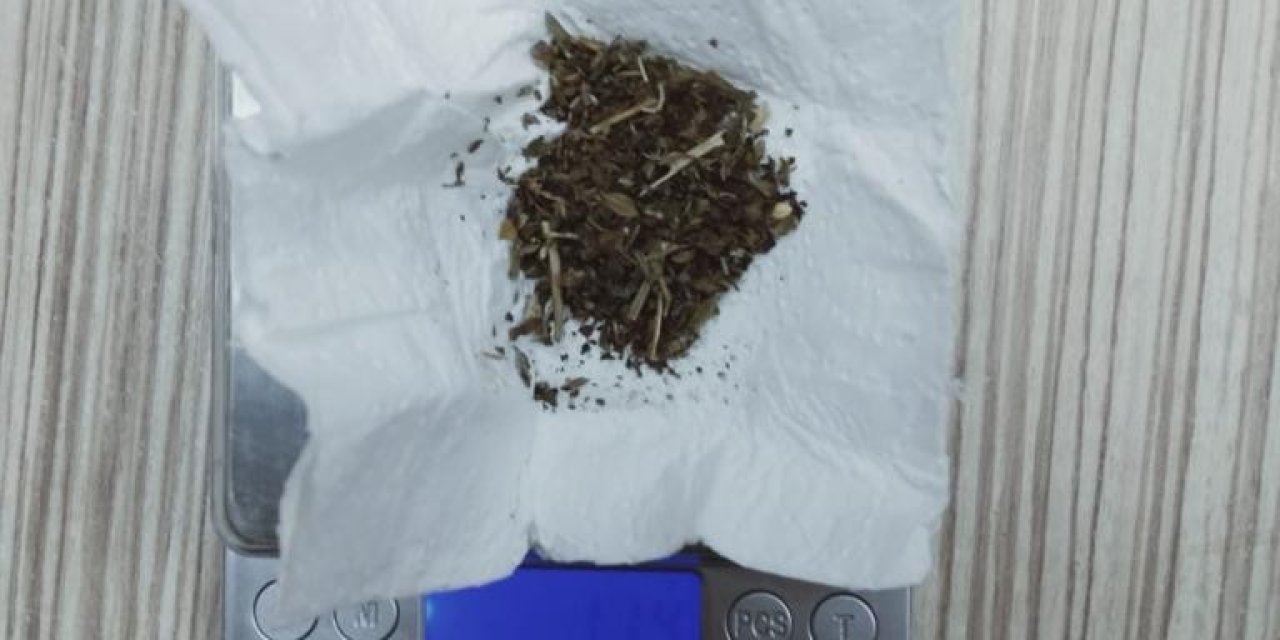 Şüphelenilen Şahsın Üzerinde Peçeteye Sarılı Uyuşturucu Bulundu
