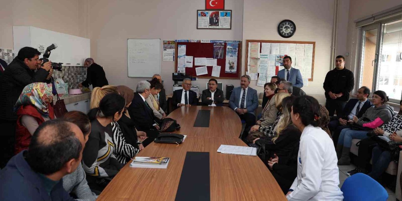 Başkan Büyükkılıç Ve Vali Çiçek Öğretmenlerle Buluştu, Öğrencilerle Kucaklaştı