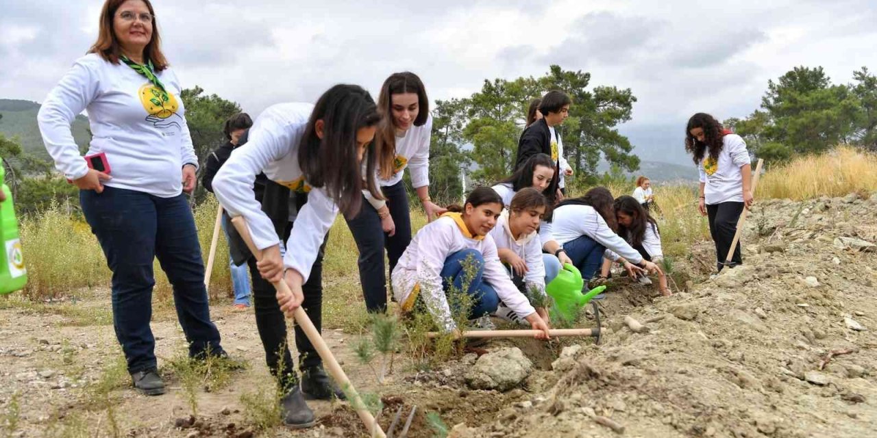 Konyaaltı’nda Çocukların Ağaç Dikme Heyecanı