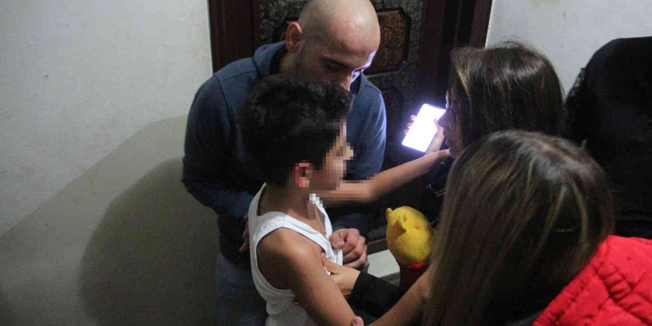 Kapısı Balyozla Kırılıp Girilen Dairedeki Çocuk Bitkin Halde Bulundu