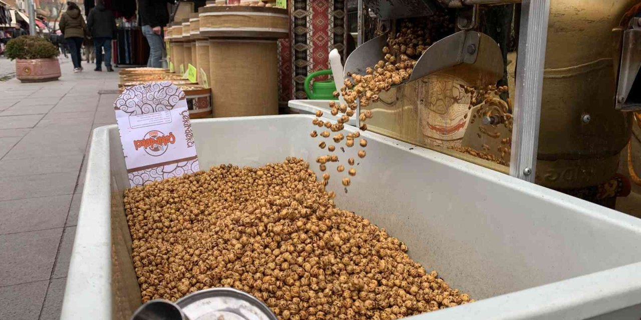 Soğuk Havada Kokusu Ve Dumanı Sokağa Dağılan Leblebi Vatandaşın Gözdesi