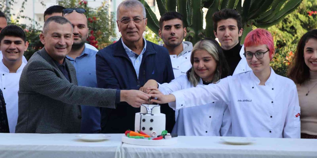 Aşçılar Üniforma Giydi