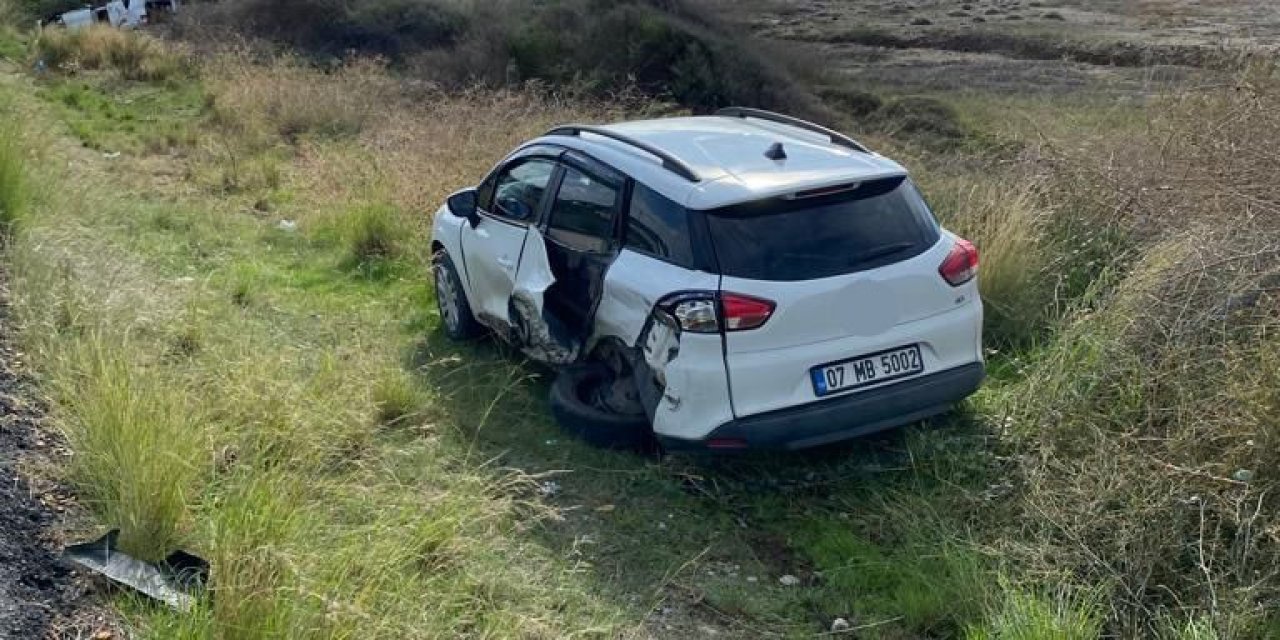 Alanya’da Çarpışan Otomobiller Şarampole Savruldu