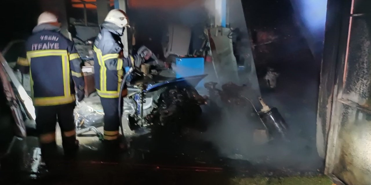 İş Yerinde Çıkan Yangında Araç Parçaları Küle Döndü