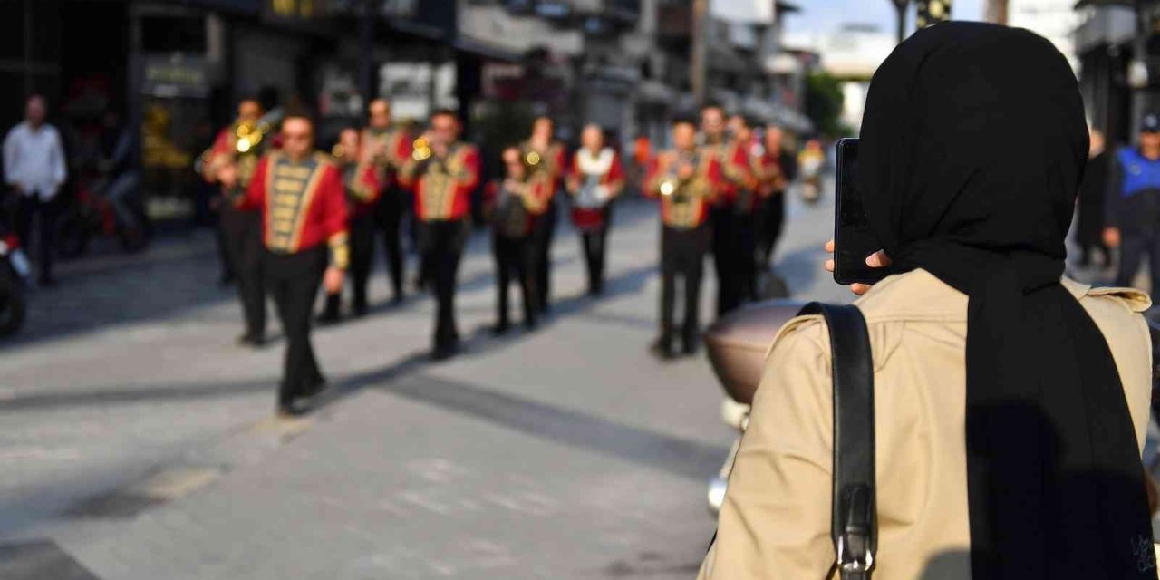 Büyükşehir Bandosu Yeniden Atatürk Caddesinde