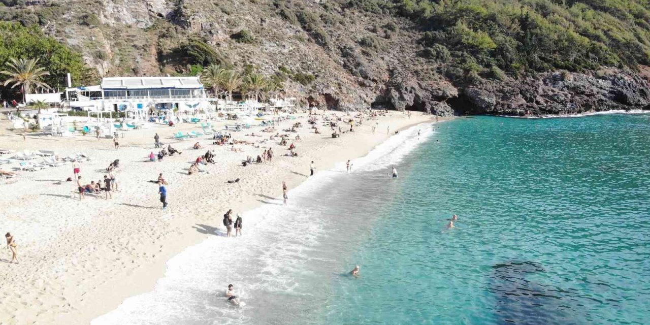 Güneşli Aralık Ayını Fırsat Bilen Plaja Geldi