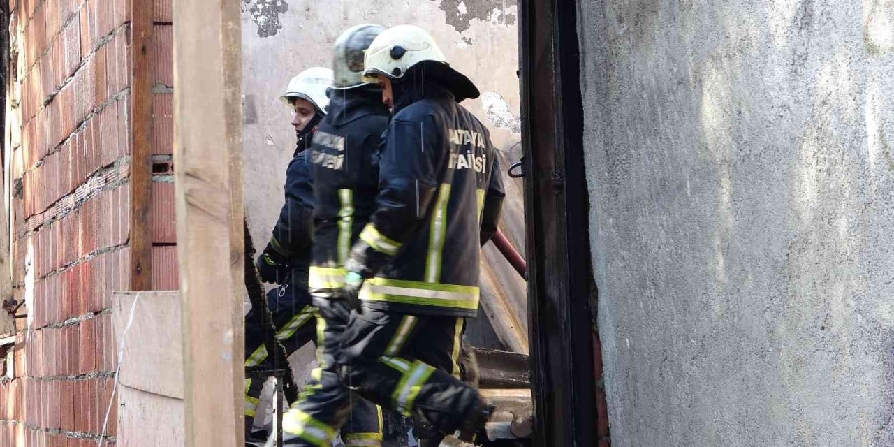 Antalya’da Metruk Binada Kokutan Yangın