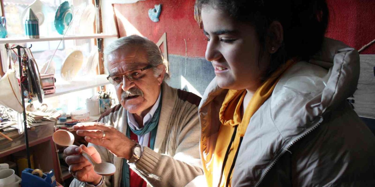 Kaşık Ustası Görme Engellilere Kaşık Yapımını Anlattı