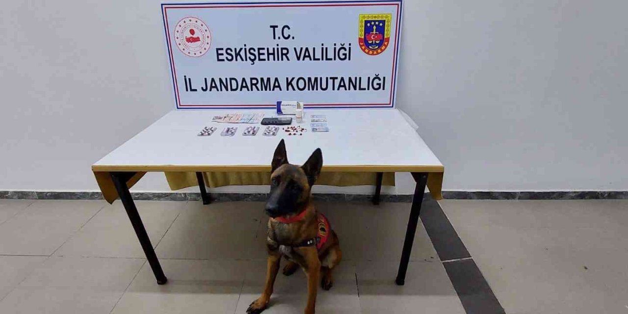 Yakalama Kararı Bulunan Şahsın Sürdüğü Araçta 81 Adet Sentetik Hap Bulundu