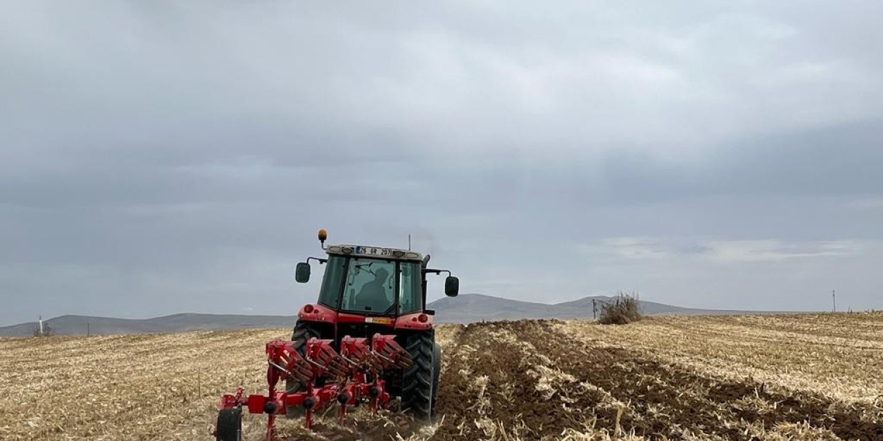 Çiftçilerin Sıkı Toprakta Zorlu Nadas Mesaisi Başladı