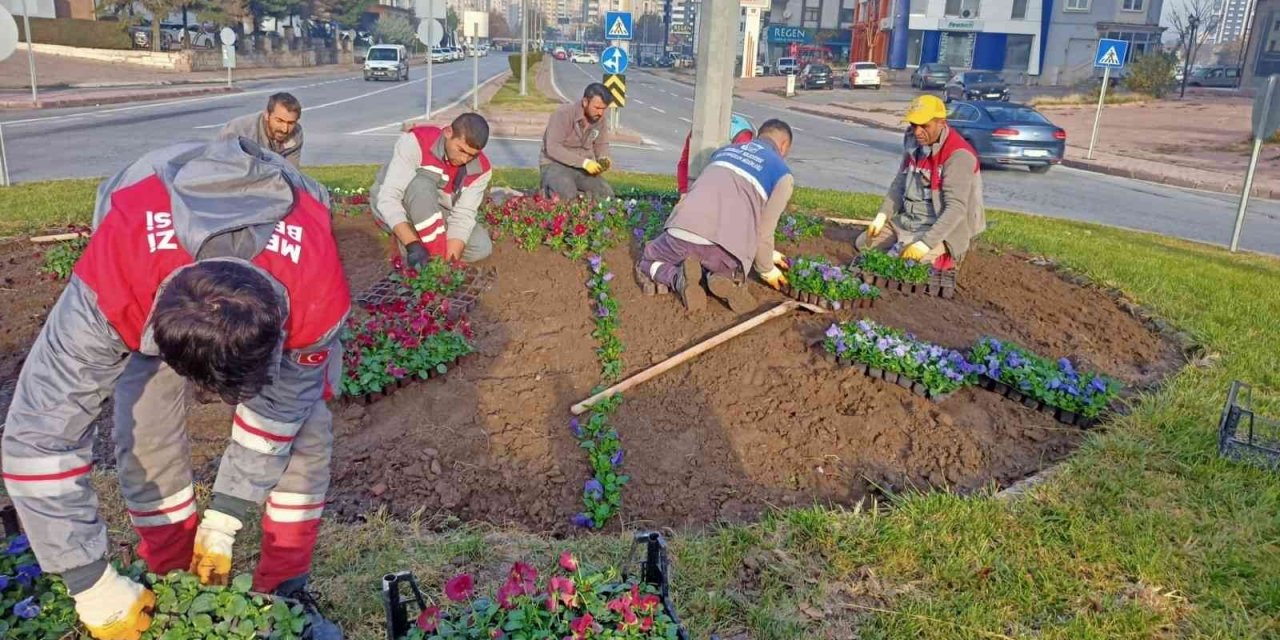 Melikgazi’nin Kavşakları Çiçeklerle Renklendi