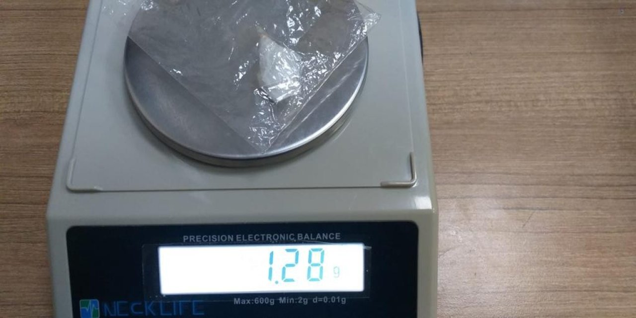 Polis Ekiplerini Görüp Kaçtı, Uyuşturucuyu Yere Attı