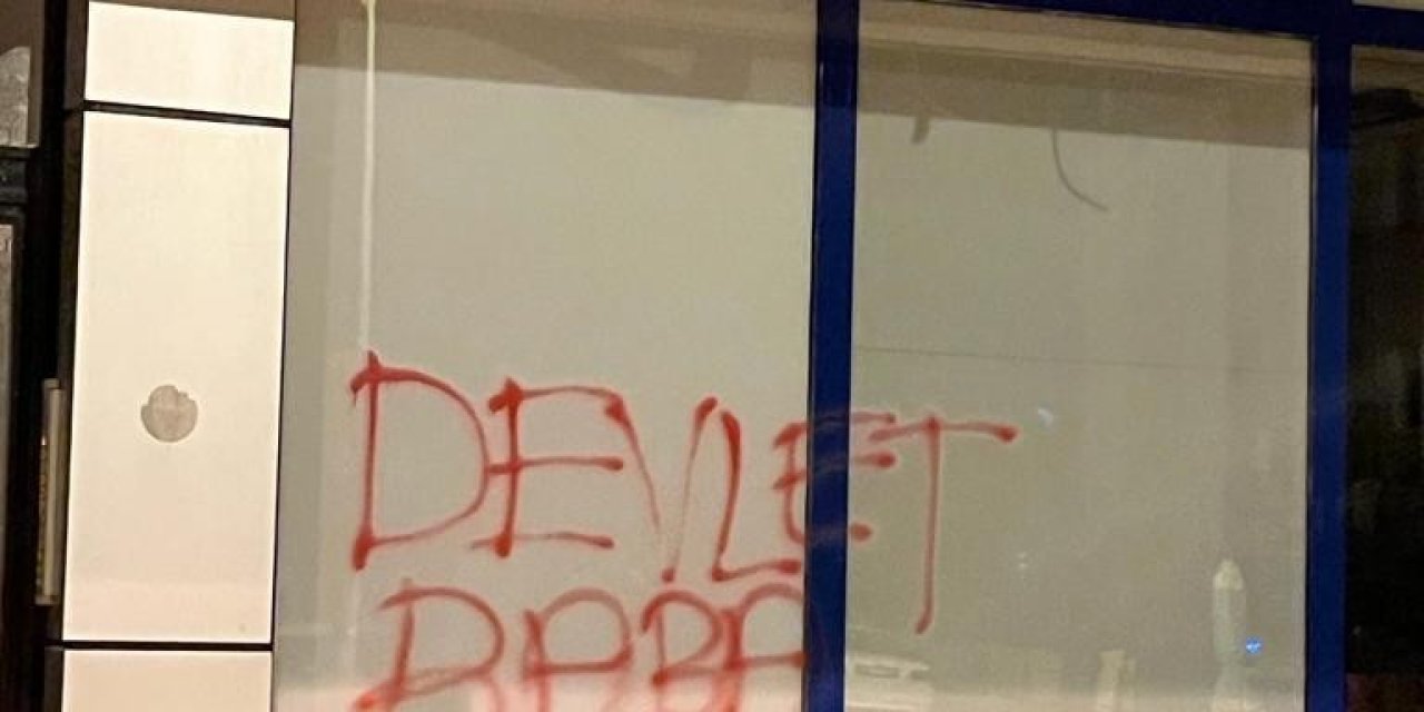Zincir Marketin Camını Taşla Kırıp “devlet Baba” Yazdılar