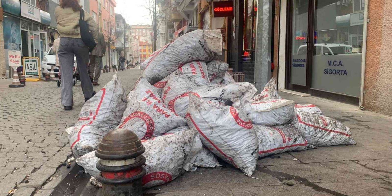 Onlarca Kömür Torbası Kaldırımı İşgal Etti