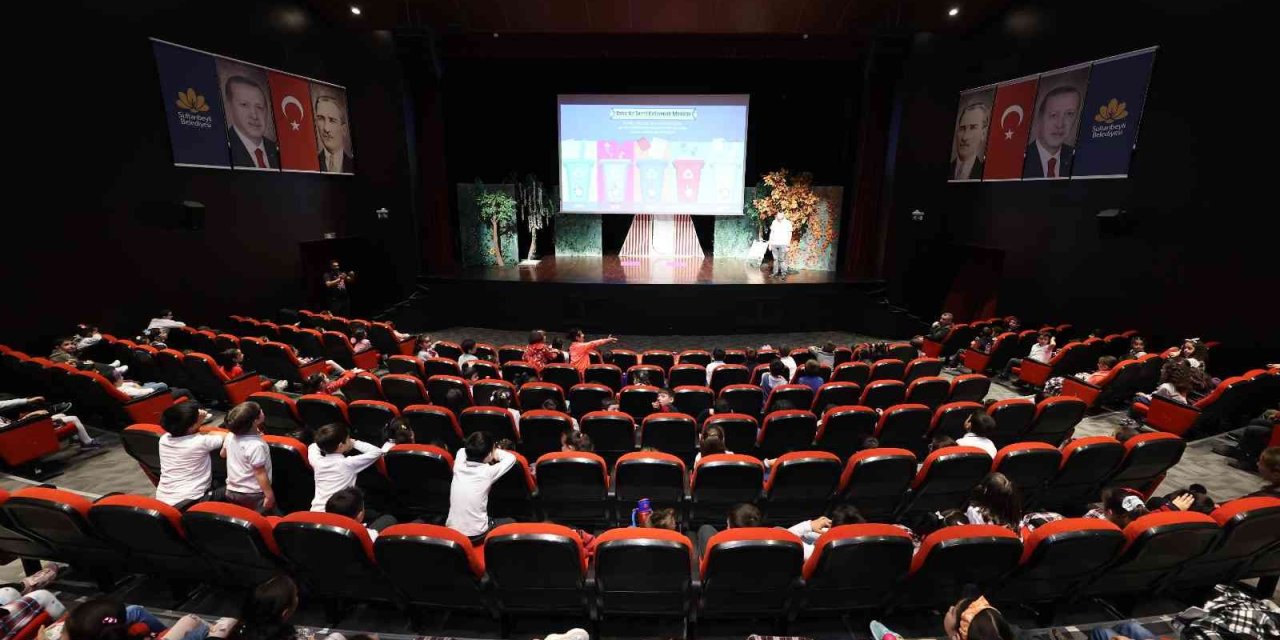 ‘küsmesin Yıldızlar’ Tiyatro Oyunu Öğrencilerle Buluştu