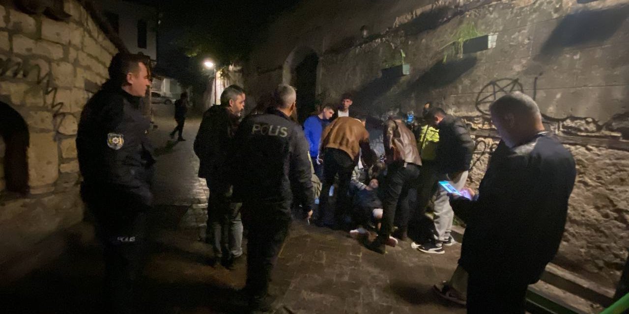 ’yan Bakma’ Kavgasında 4 Genç Bıçakla Yaralandı