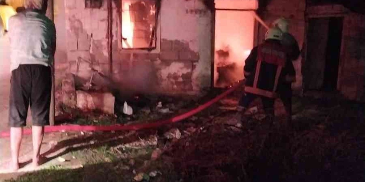 Tarsus’ta Yangın Çıkan Ev Kullanılmaz Hale Geldi