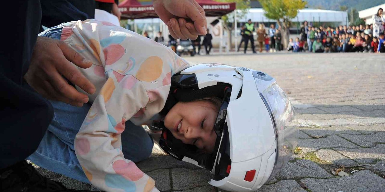 Öğrencilere Uygulamalı Olarak Trafik Kuralları Anlatıldı