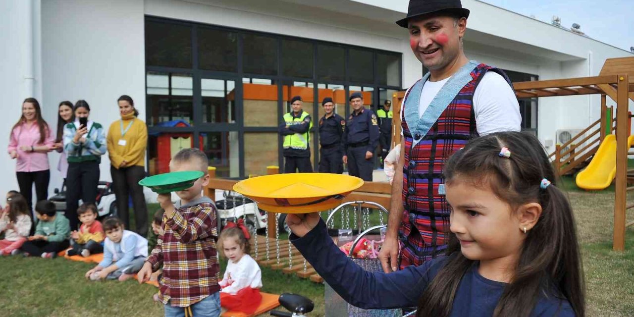 Miniklere Jonglör Eşliğinde Trafik Eğitimi