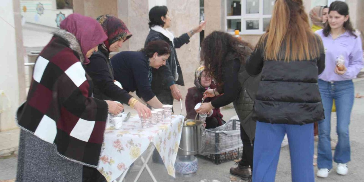 Beyşehirli Kadınlardan Üniversite Öğrencilerine Sıcak Çorba İkramı