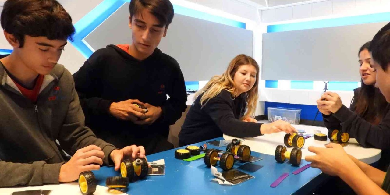 Bilim Merkezi’nden Solar Enerjili Oyuncak Araba Tasarımı