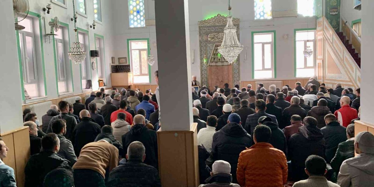 Yıkılması Gündeme Gelen Hal Camii’nde Cuma Namazı Yoğunluğu