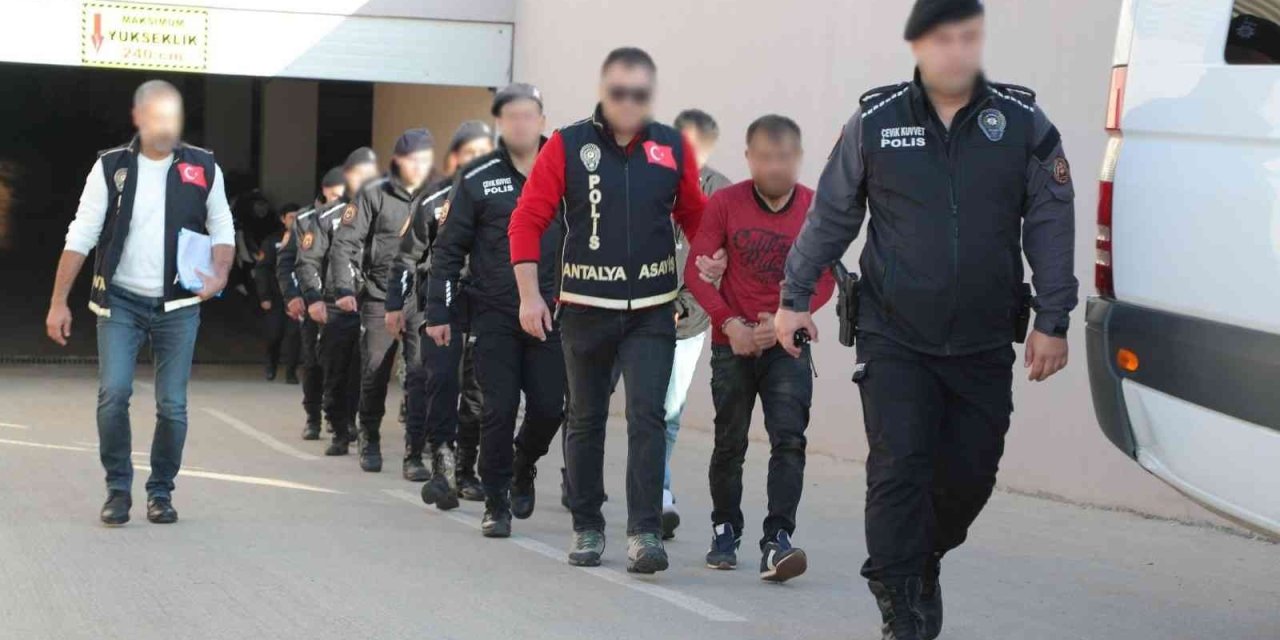 Antalya’da Aranan 74 Kişi Yakalandı