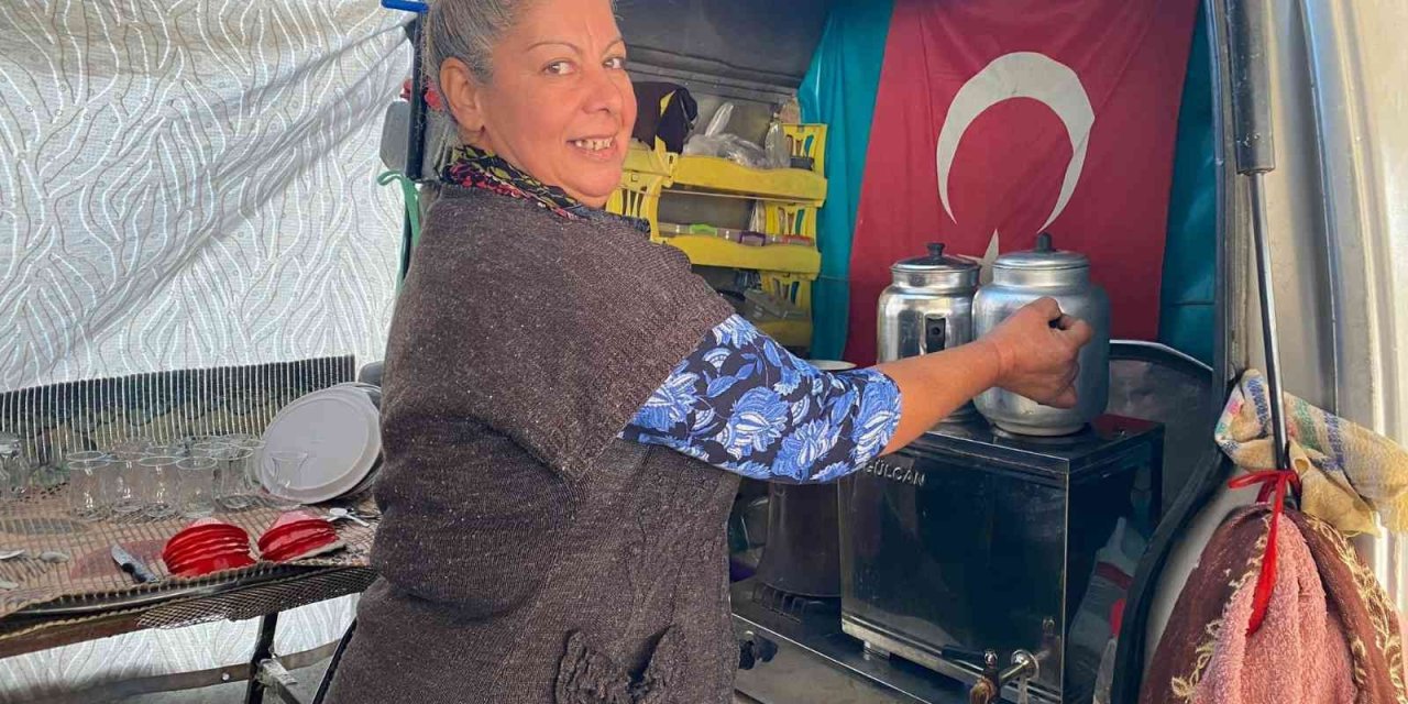 Antalya’da Pazarcı Esnafı, 10 Yıldır Güne Leyla Ablalarının Çayıyla Başlıyor